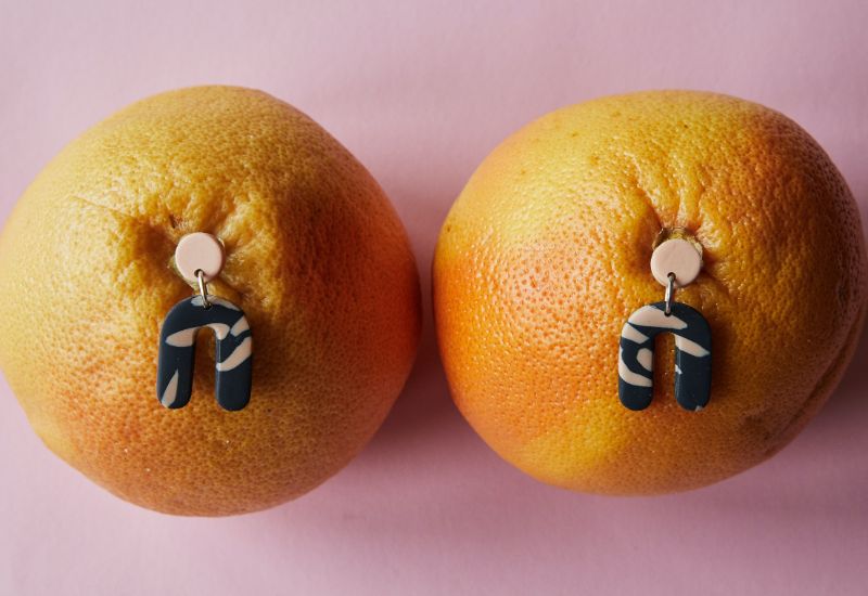 two oranges used to signify macromastia